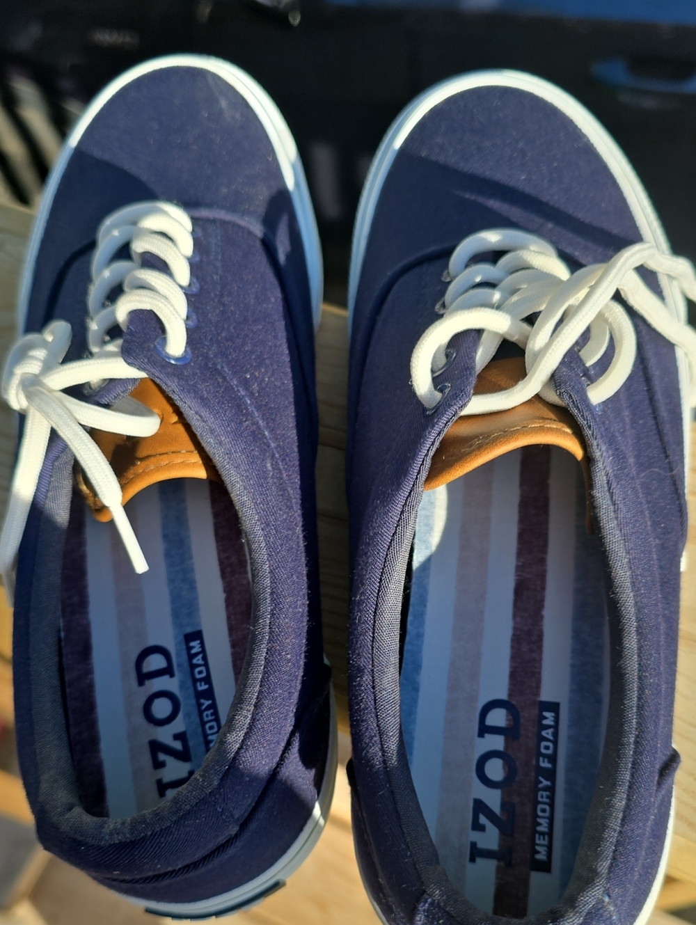 IZOD Size 9 Med New Low Top Shoe.. Comfort Matters